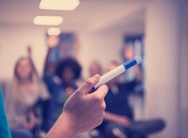 Hoe waardevol zijn pensionado-coaches voor zij-instromers onderwijs? 